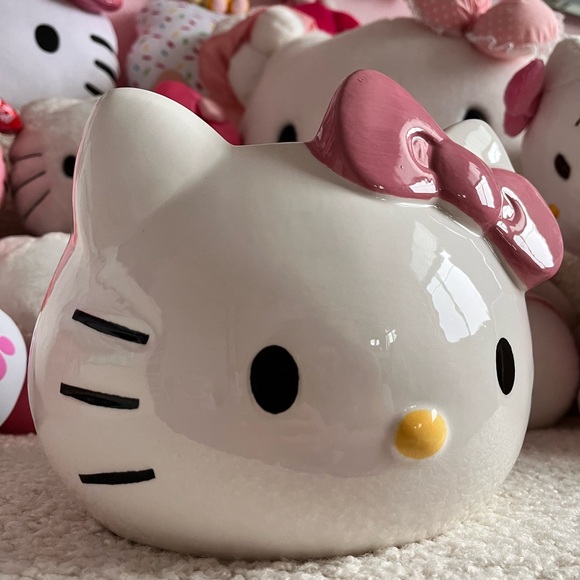 SOLD NWT Large Hello Kitty planter! SUPER CUTE ceramic planter. - Picture 2 of 6